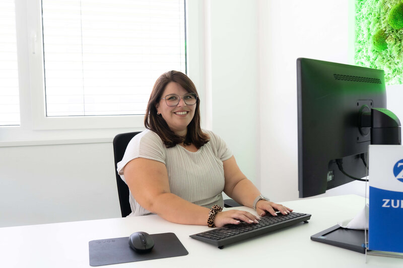 Yannic Gabler und Mitarbeiterin in ihrem Versicherungsbüro in Eppelborn.