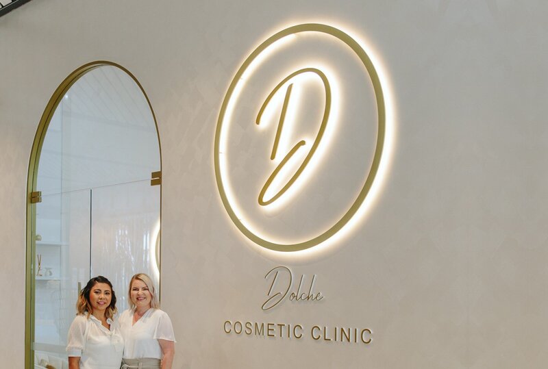 dolchecosmeticclinic-shopfrontsignage-whiteinkcreative-logodesign-branding-graphicdesign