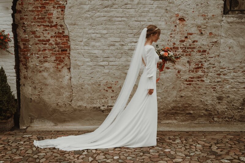 twee jonge meisjes die op de grond liggen met de armen om elkaar heen geslagen
