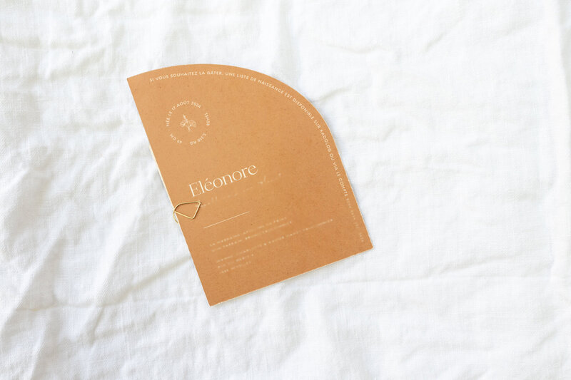 Uniek-halfrond-geboortekaartje-cognac-kleur-met-paperwise-label-8