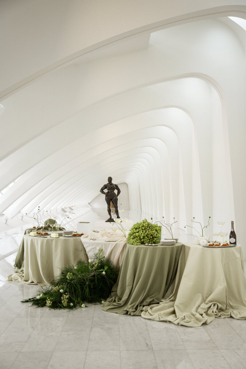 Luxury wedding tablescape at the Milwaukee Art Museum.