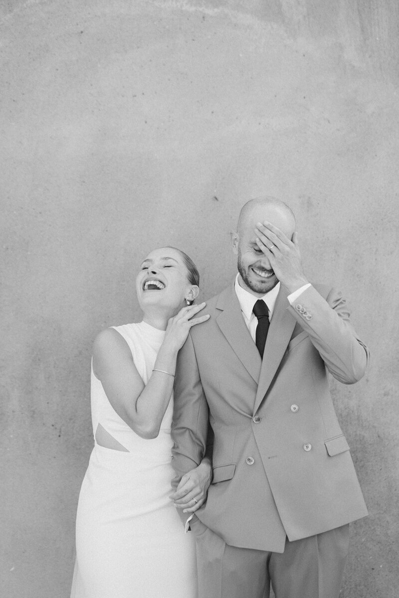 Een koppel geeft elkaar een dikke knuffel aan de rand van water in Den Bosch. De haren van de vrouw wapperen in de wind, wat de foto beweging geeft.