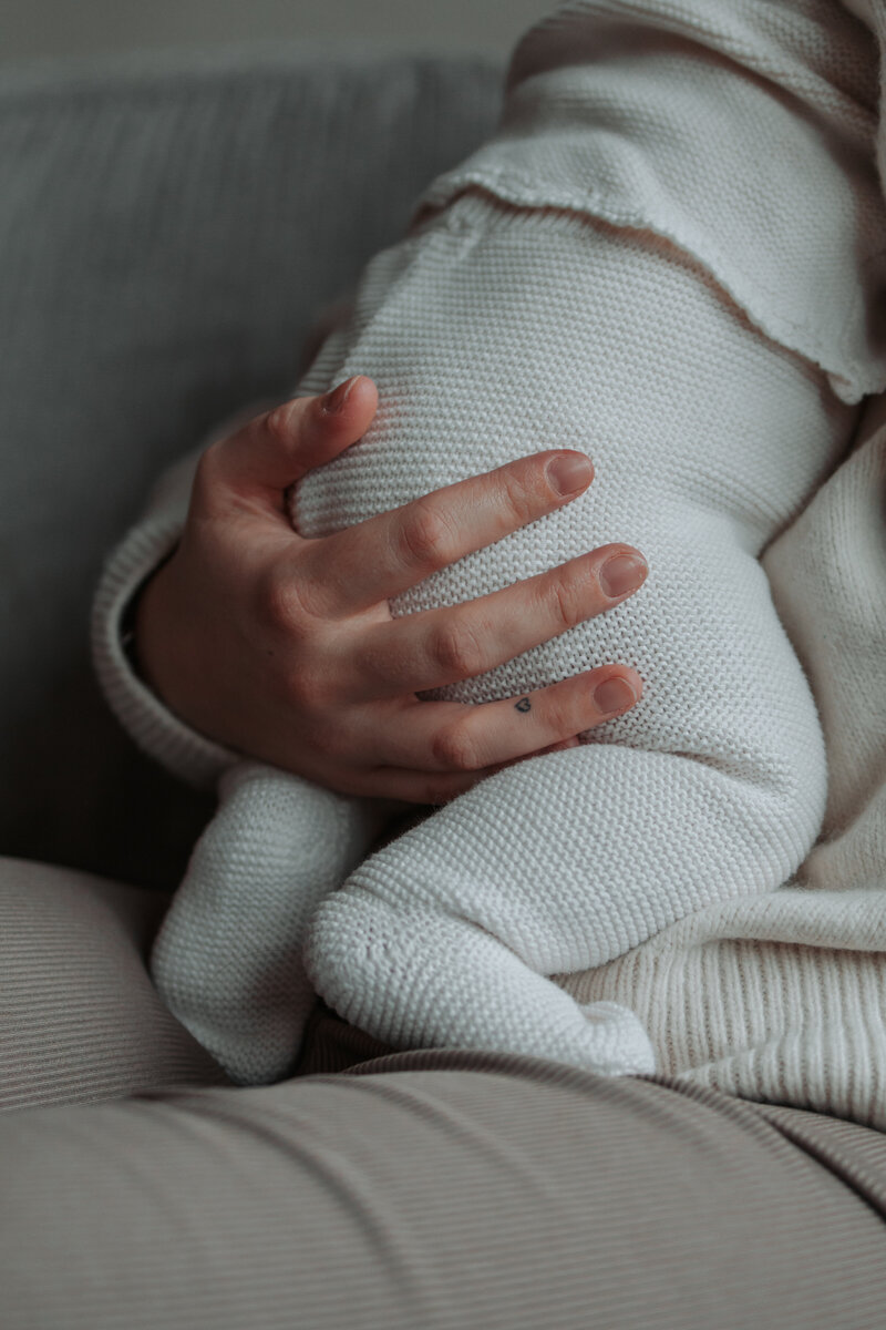 Een vrouw houdt een baby in haar armen