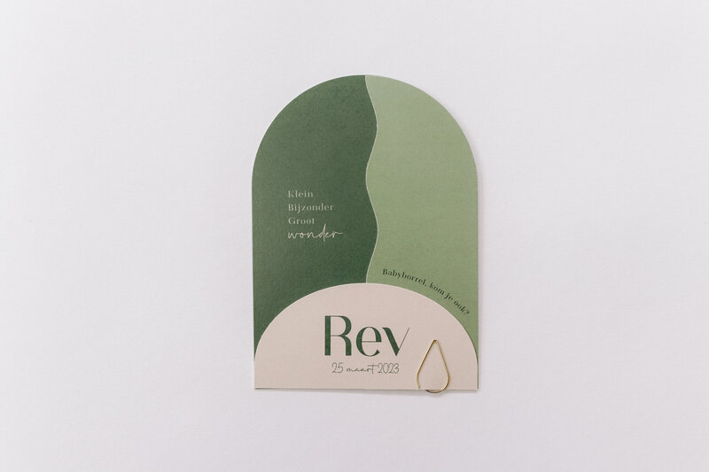 Halfrond-geboortekaartje-Rev-jongen-in-groen-beige-met-labels