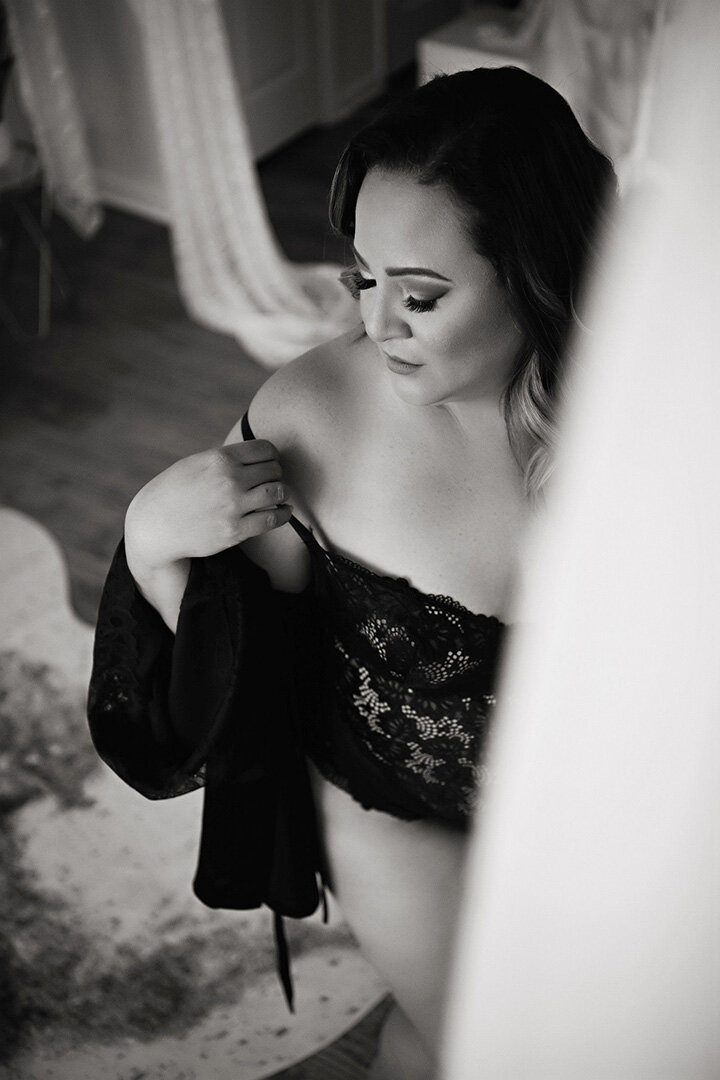 Classy black and white boudoir photoshoot