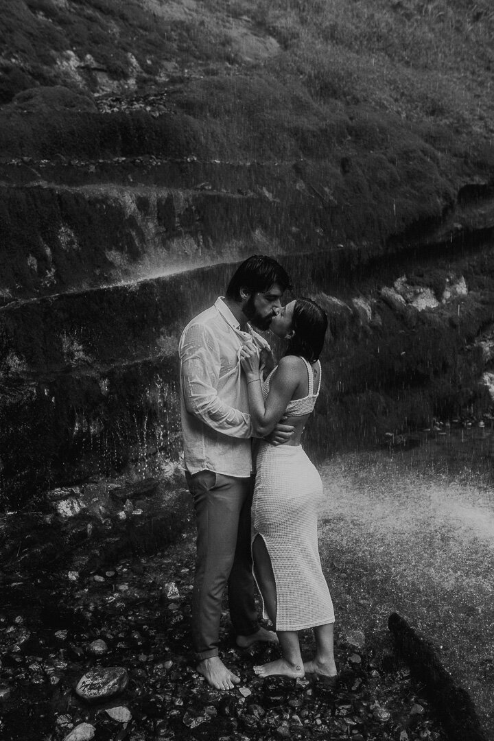 photographe couple intimiste grenoble cascade