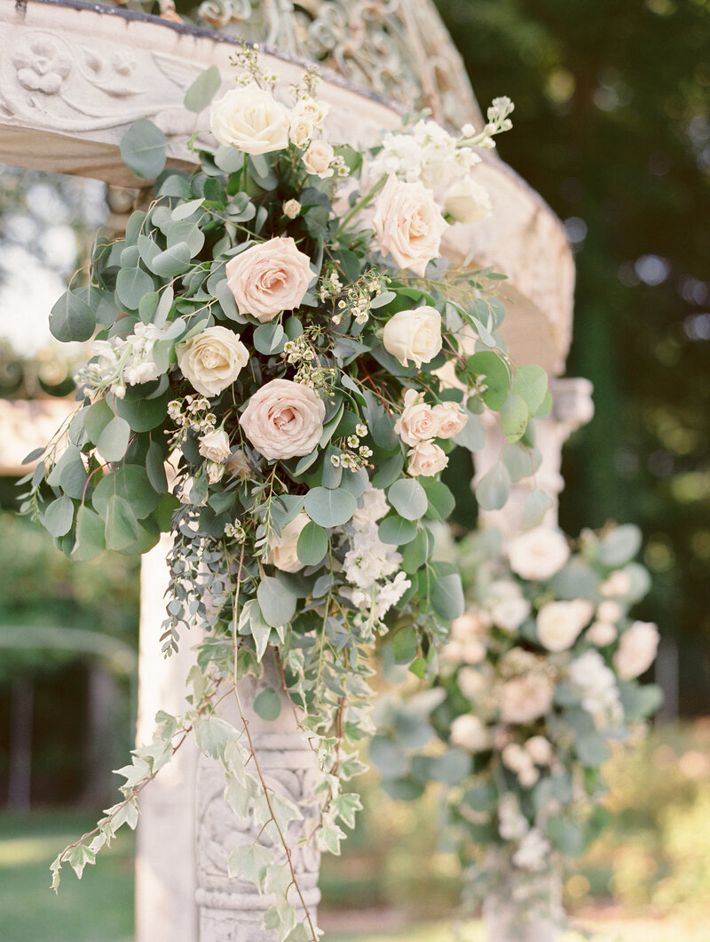 Lyndhurst-Mansion-ceremony-florals-Stephanie-Brauer