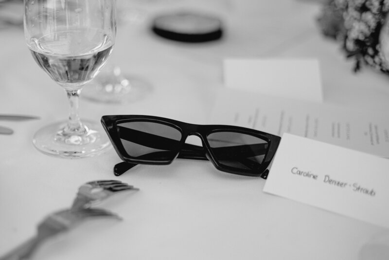Sonnenbrille auf dem Tisch bei der Hochzeit im Gut Lärchenhof in Köln-Pulheim