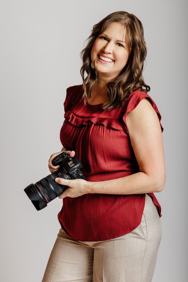 Missoula wedding photographer Carin Rene holding her camera