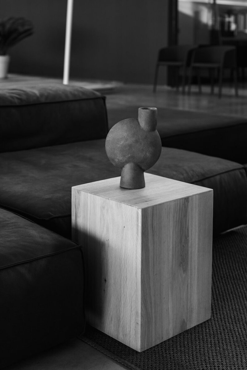 kaboompics_dark-mood-aesthetics-furniture-black-wall-25301