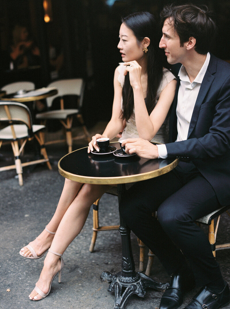 Détail des jambes pendant la séance photo d'engagement du couple à Bordeaux