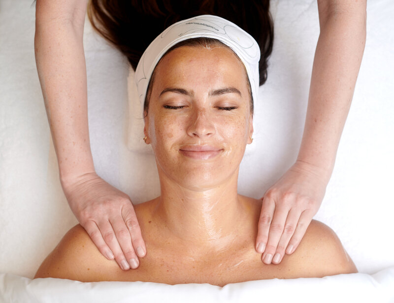 Femme se faisant masser le visage
