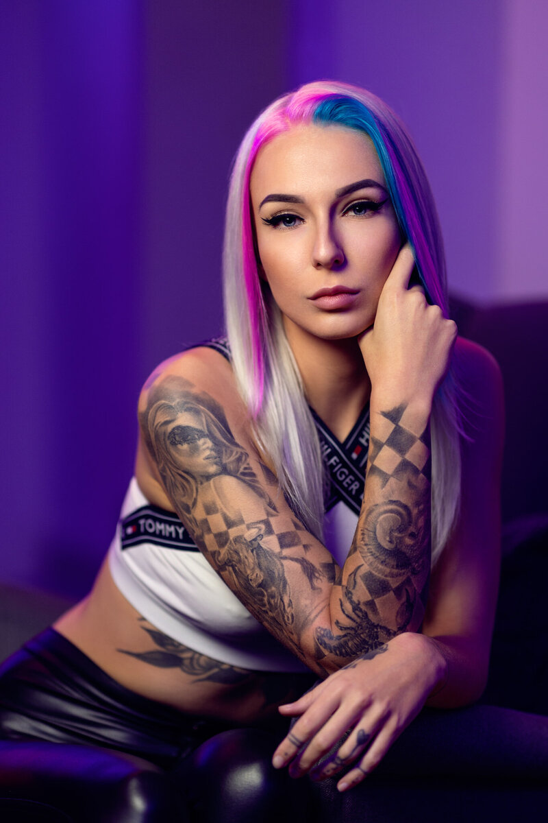 Zuzana Pálková - neon ženský portrét interiér