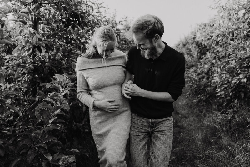 WEB - Kelly & Jonathan - Zwangerschapshoot, gezinsfotograaf, boomgaard, rhoon, buytenhof | Samantha Bosdijk Photography-30