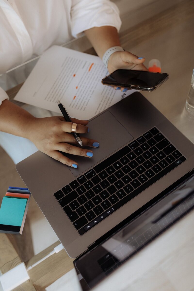 kaboompics_creative-black-woman-freelancer-working-remotely-in-a-modern-workspace-38519