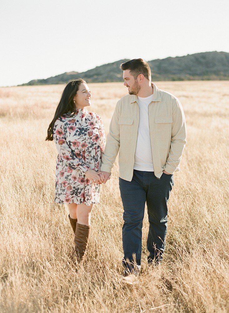 tulsa-wedding-photographer-engagement-photoshoot-at-wichita-mountains-laura-eddy-photography_0010