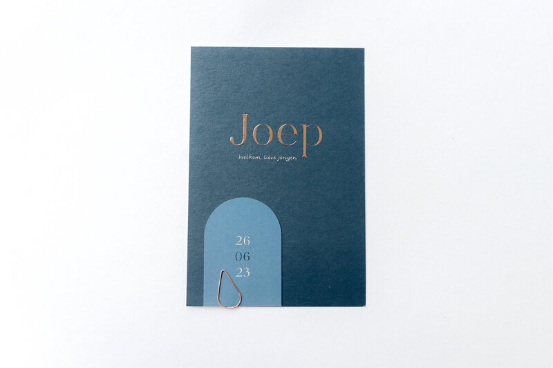 Donkerblauw-geboortekaartje-met-halfrond-label-en-koperfolie-Joep-5