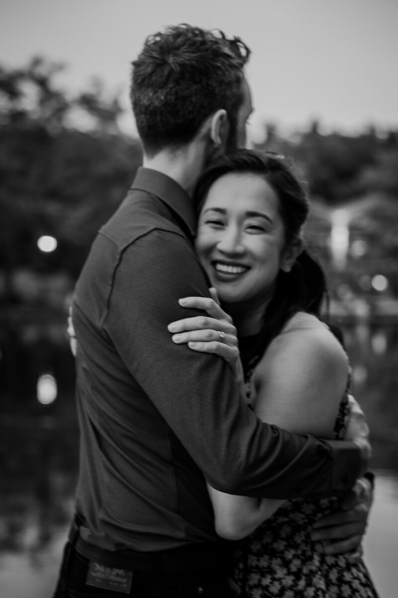 Sourire heureux lors d'une session de fiançailles au Lac des Castors de Montréal - Photographe de Montréal
