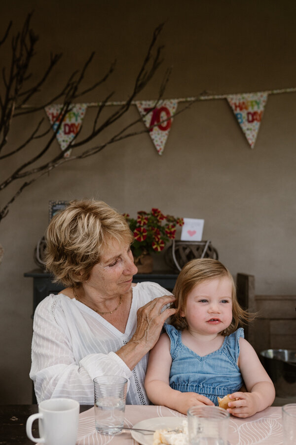 Op schoot bij oma