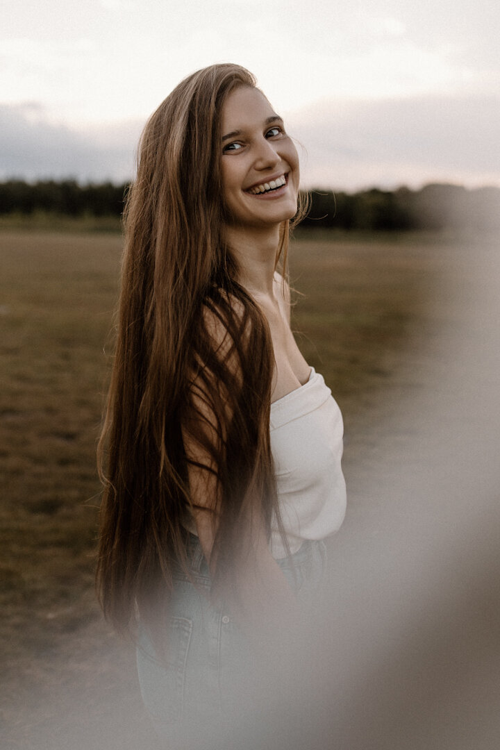 Een foto van een trouwfotograaf die lachend naar de camera kijkt
