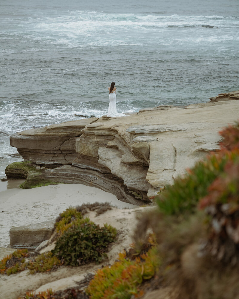 Bridal portraits on the coast of La Jolla.