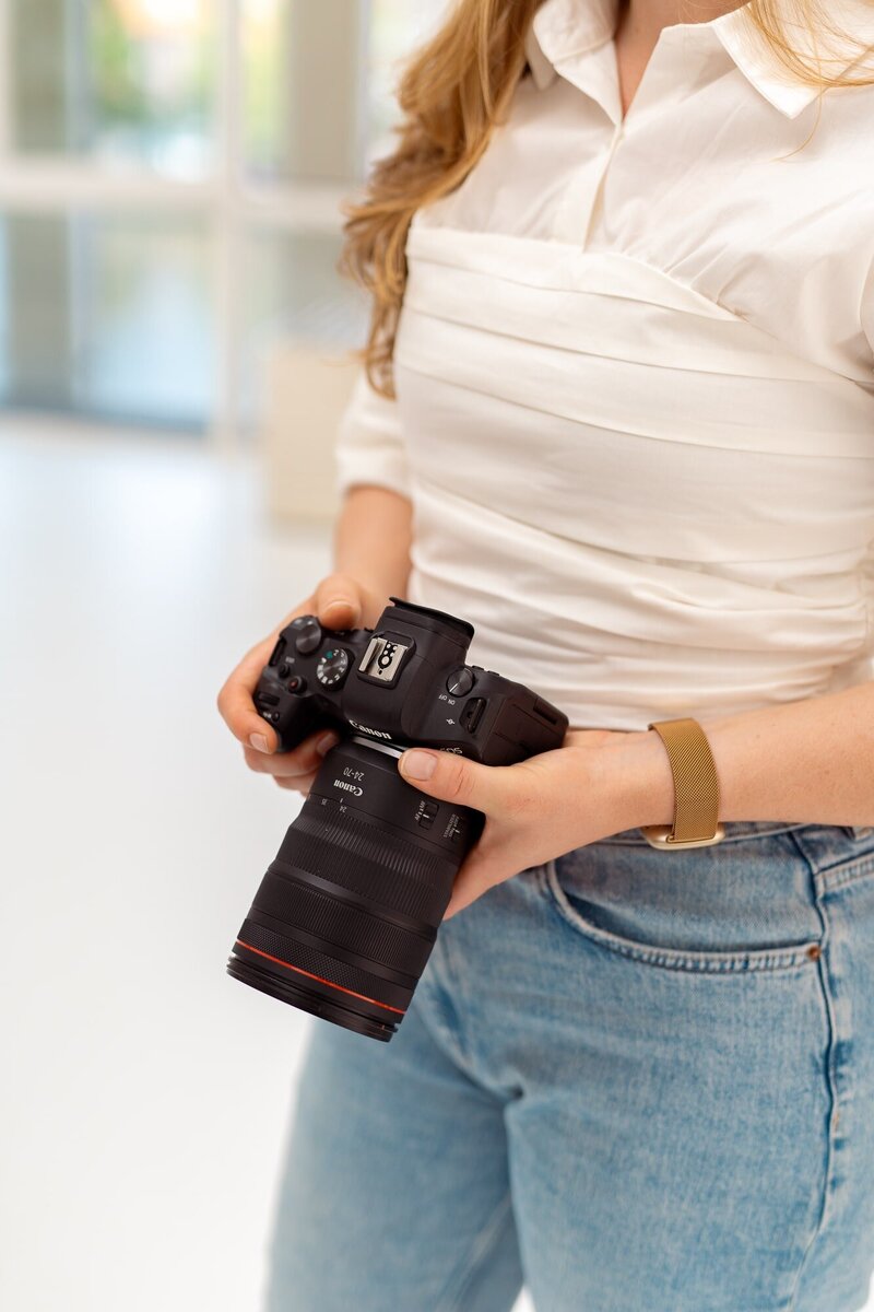 Joy van der Valk business fotograaf voor ondernemers die hun branding sterk willen laten zien in een goede fotoshoot en hun evenement of livedag in geuren en kleuren in beeld willen hebben.