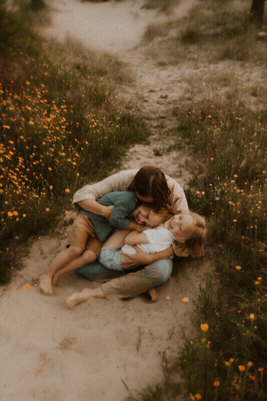 une photo de famille naturelle  et authentique avec une photographe alpes maritimes specialisee en seance lifestyle