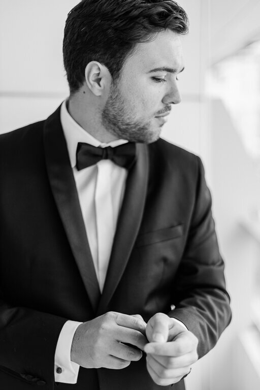 Photo mariage couple mains château Lena Moncaubet