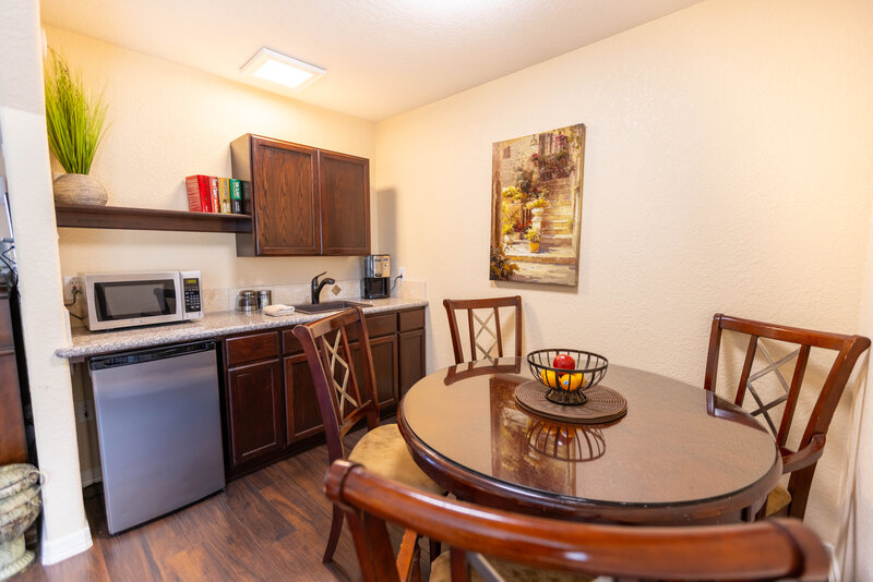 Kitchenette & dining area in wimberley hotel suite