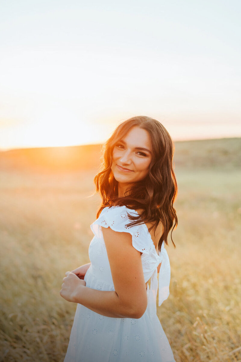 Tri Cities photographer senior portraits in open field