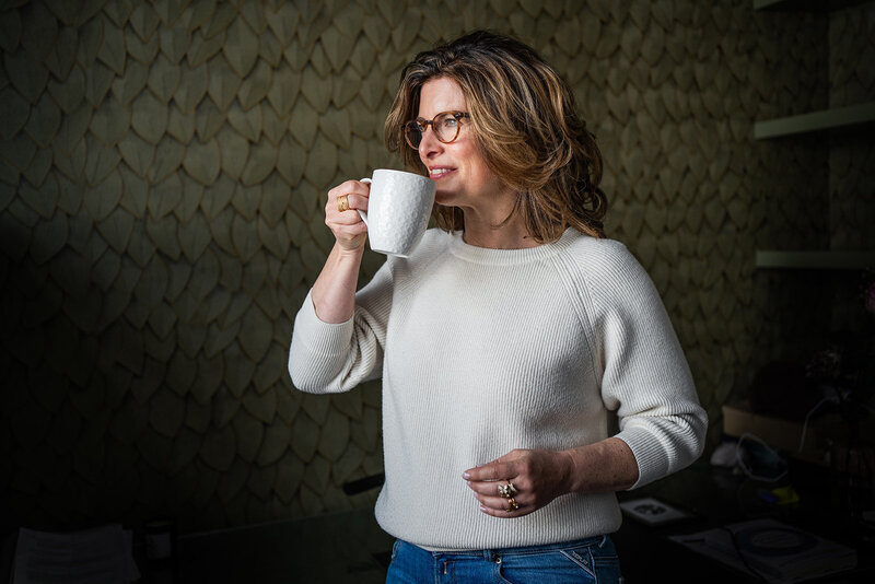 Jasmijn drinking tea