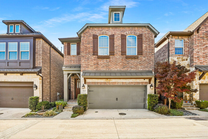 Stunning, David Weekly built home in The Villas of Lake Highlands