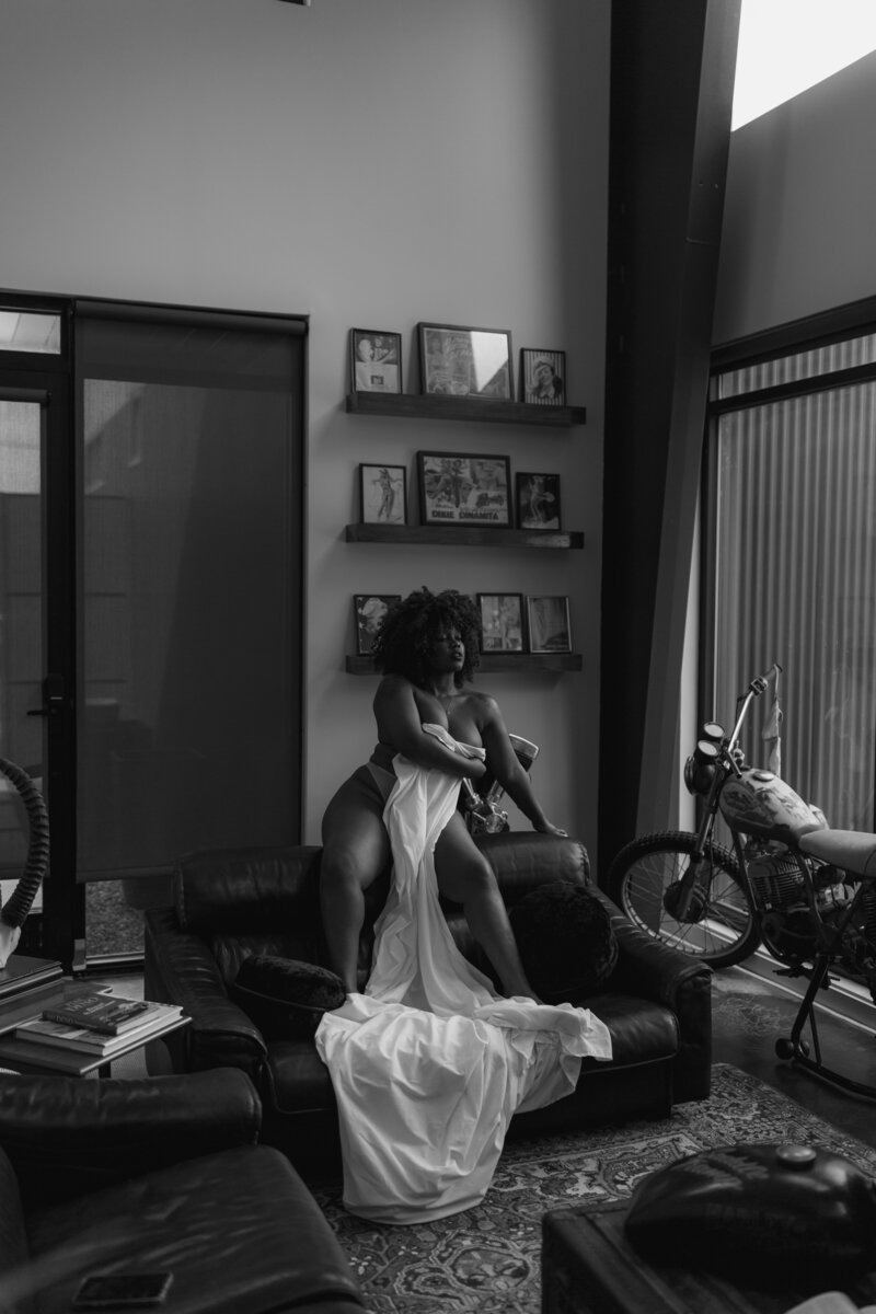 Black woman posing for a boudoir photoshoot
