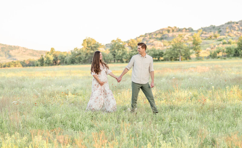 maternity session in field a with mountains
