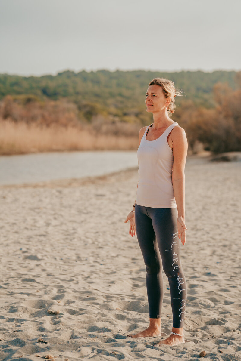 Sylke in Tadasana / Berghaltung am Strand