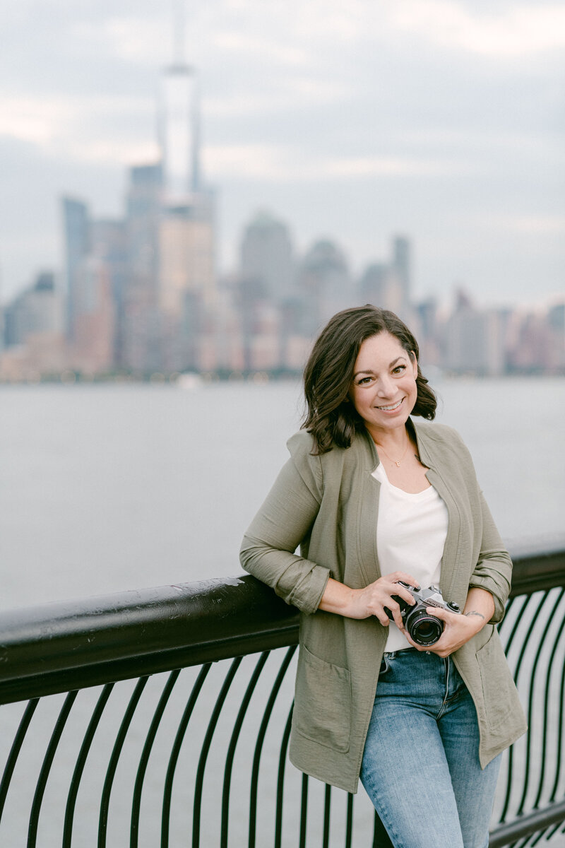 Jaye Avery Photography headshot with New York City Skyline