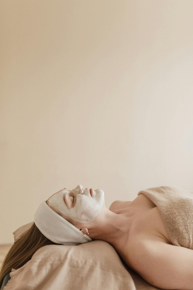 Femme se faisant masser la nuque