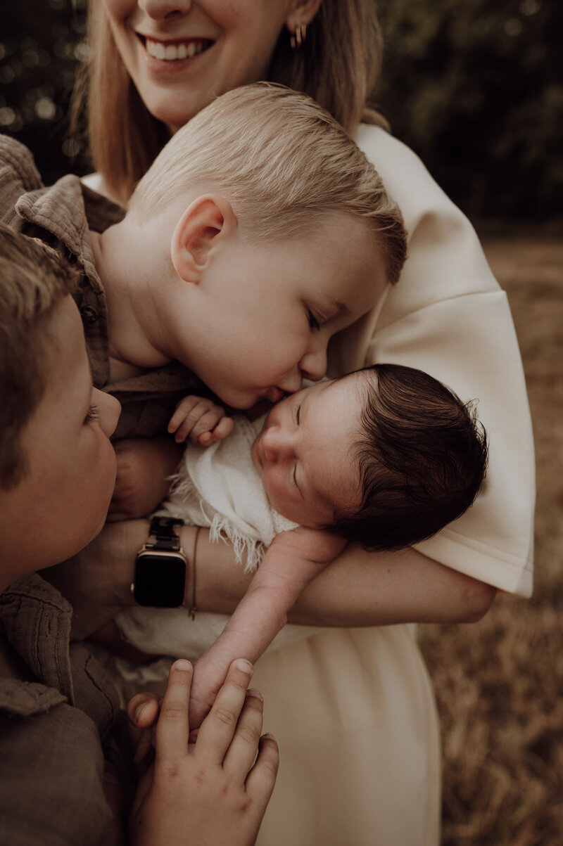 Newborn fotoshoot in Antwerpen met het gezin in het bos