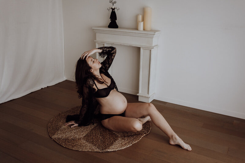 Sensuele zwangerschapsfoto in zachte natuurlijke lichtinval – pure vrouwelijkheid