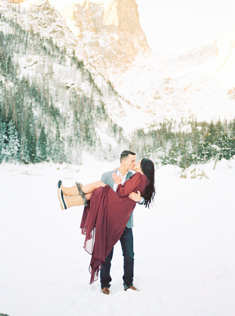 Rocky-Mountain-National-Park-Winter-Engagement-Taylor-Nicole-Photography-3