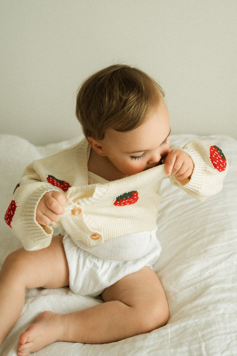 Shoot met peuter en baby aan huis door Lieselot Engelen