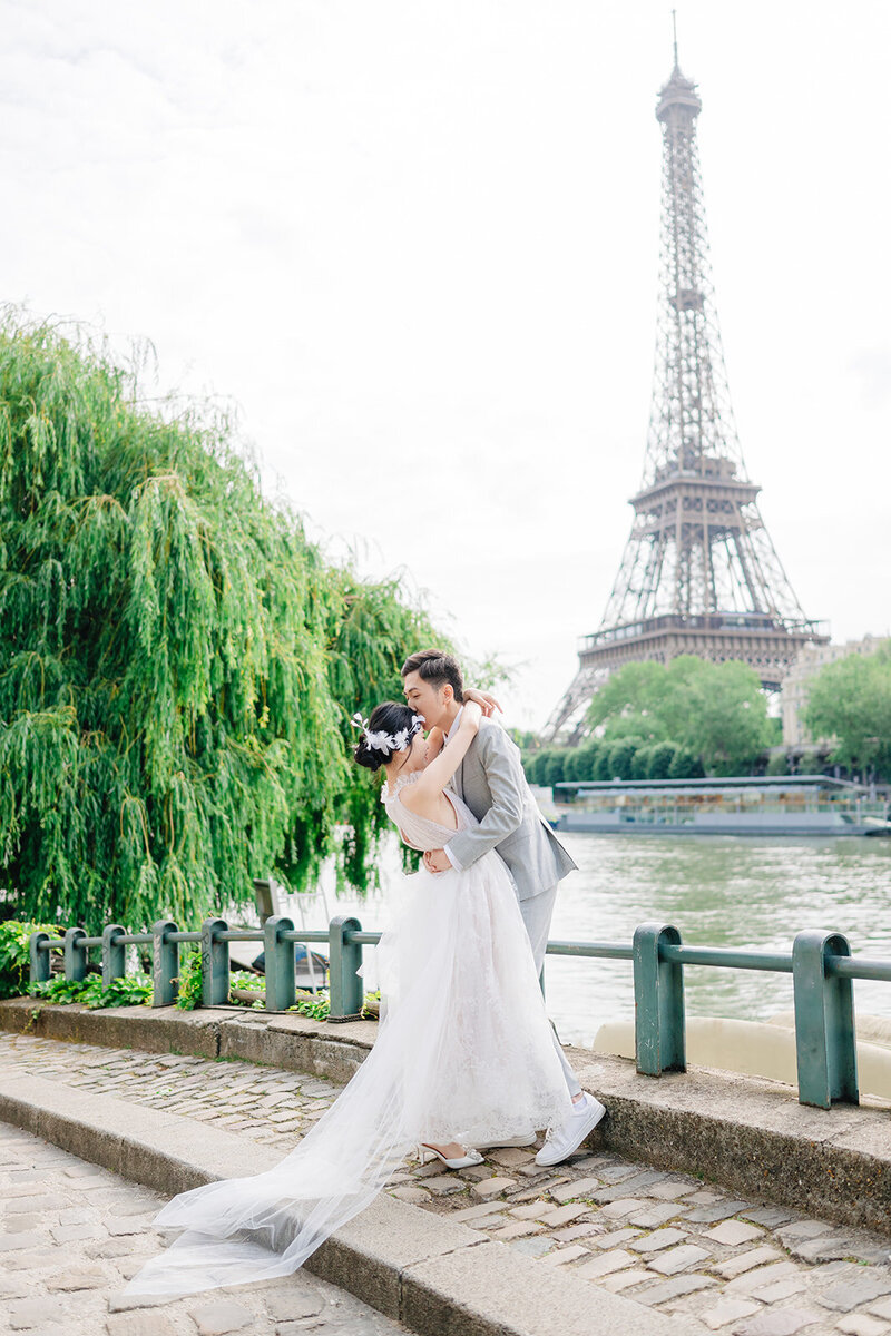 Morgane Ball Photographer pre wedding Paris photoshoot candid eiffel tower seine