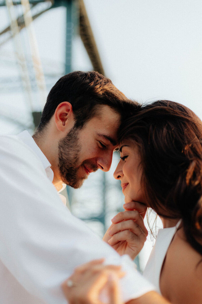 Man holding woman's chin