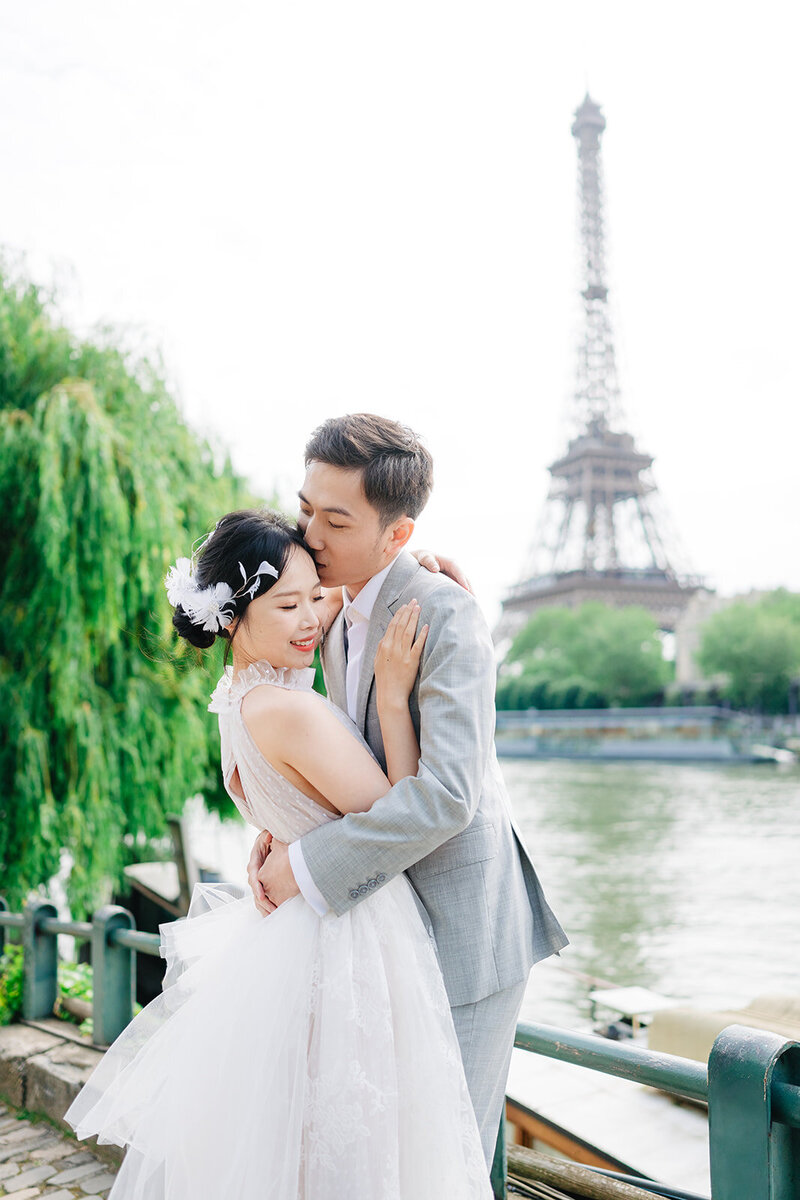 Morgane Ball Photographer pre wedding Paris photoshoot candid eiffel tower seine