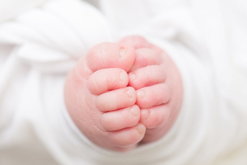 baby newborn toes and feet
