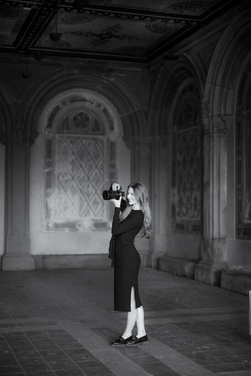 Georgia Sheridan, NYC wedding photographer holding camera for a selfie