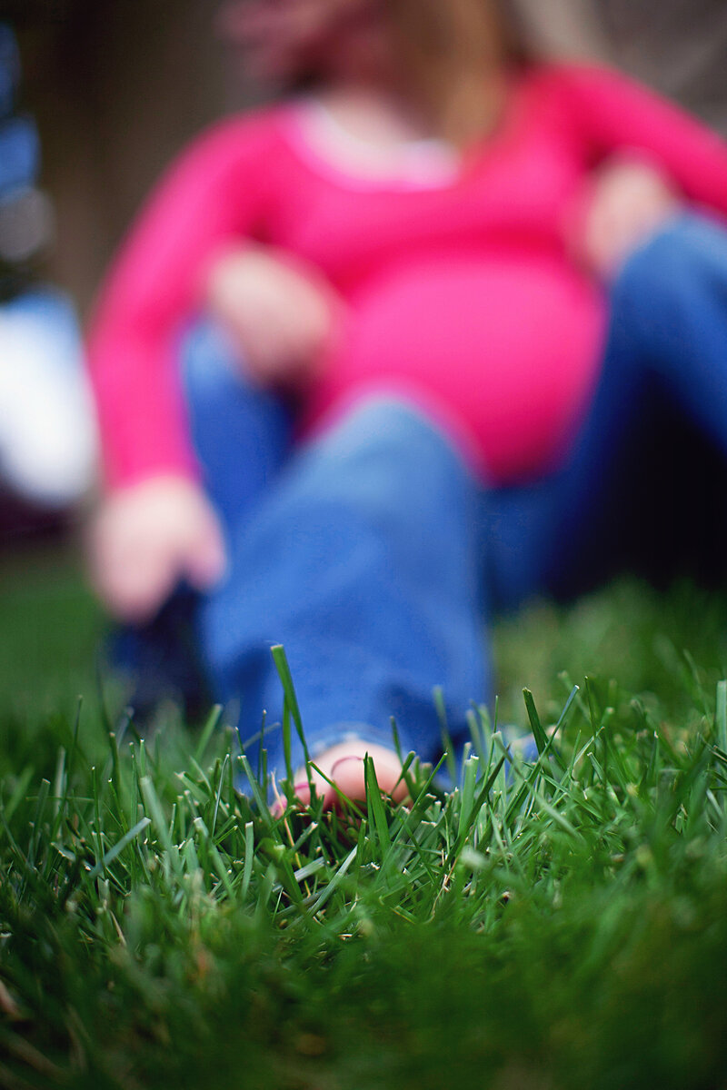 Maternity session in the grass with blur