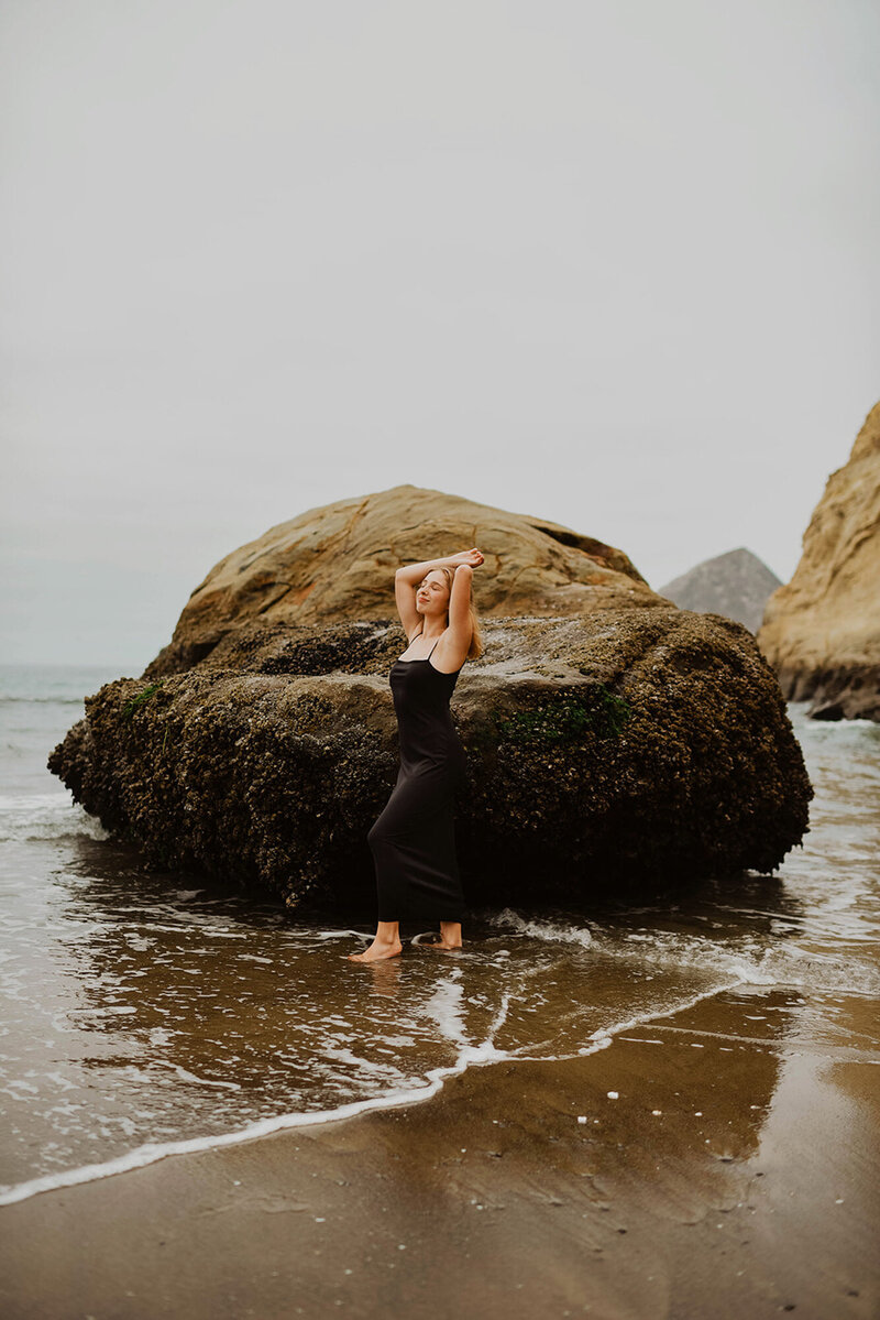 girl standing in black outfit on the Oregon coast