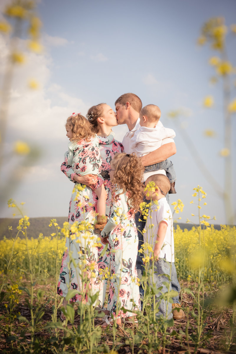 JandDstudio-farm-vintage-family-spring-flowers