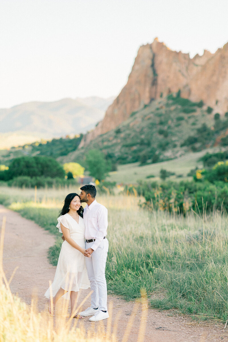 Garden-Of-The-Gods-Engagement-Photos-11